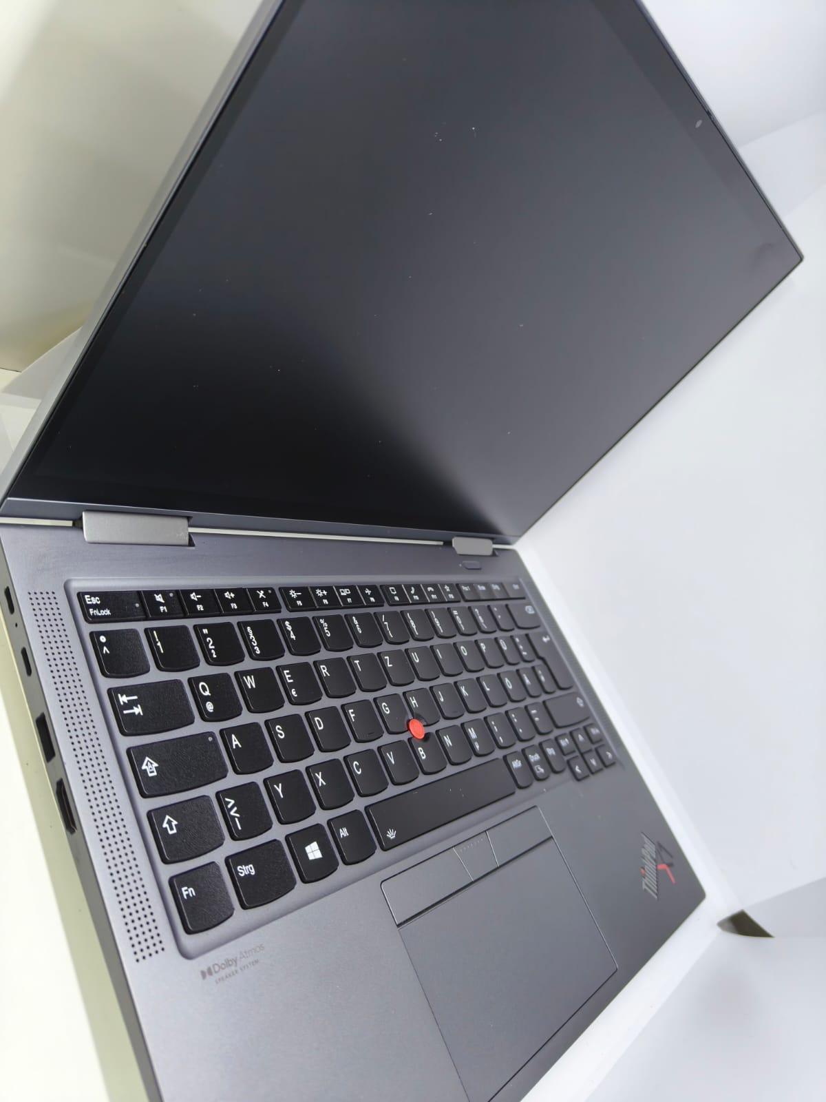 Lenovo ThinkPad X1 Yoga Gen 6 – i7  32GB RAM  512GB SSD  LTE Touch convertible – QWERTZ reprinted