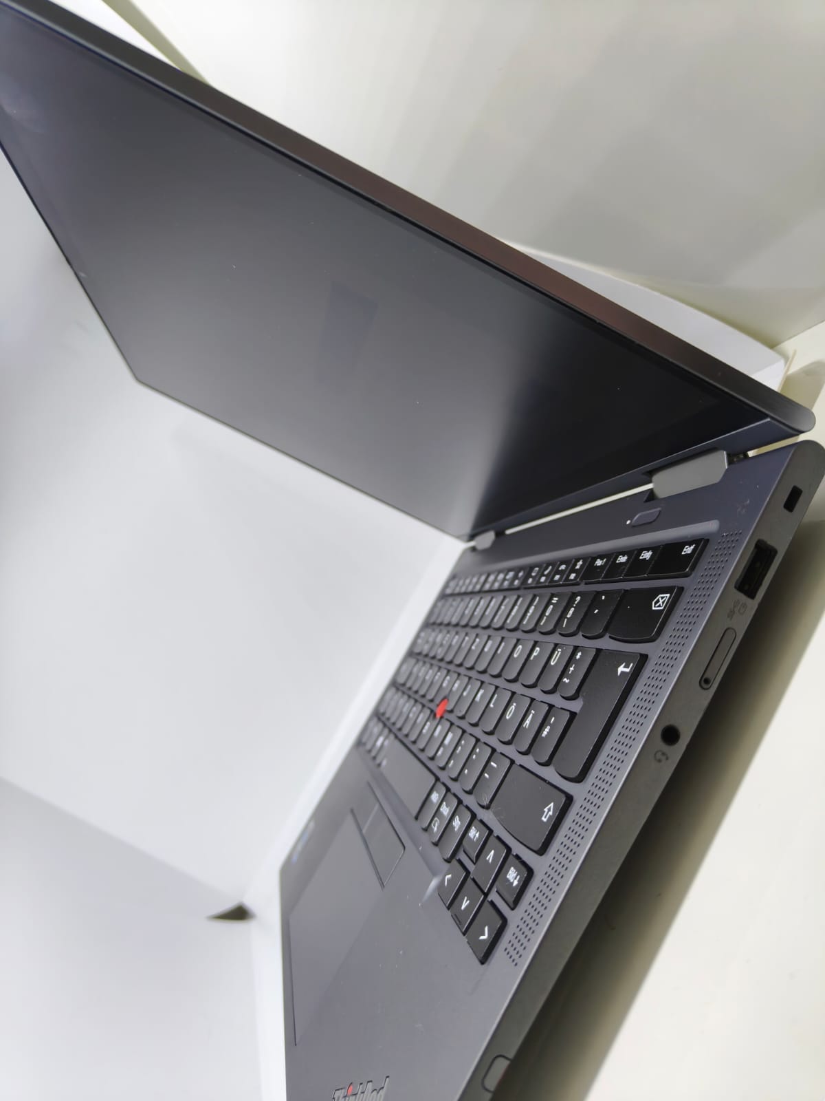 Lenovo ThinkPad X1 Yoga Gen 6 – i7  32GB RAM  512GB SSD  LTE Touch convertible – QWERTZ reprinted