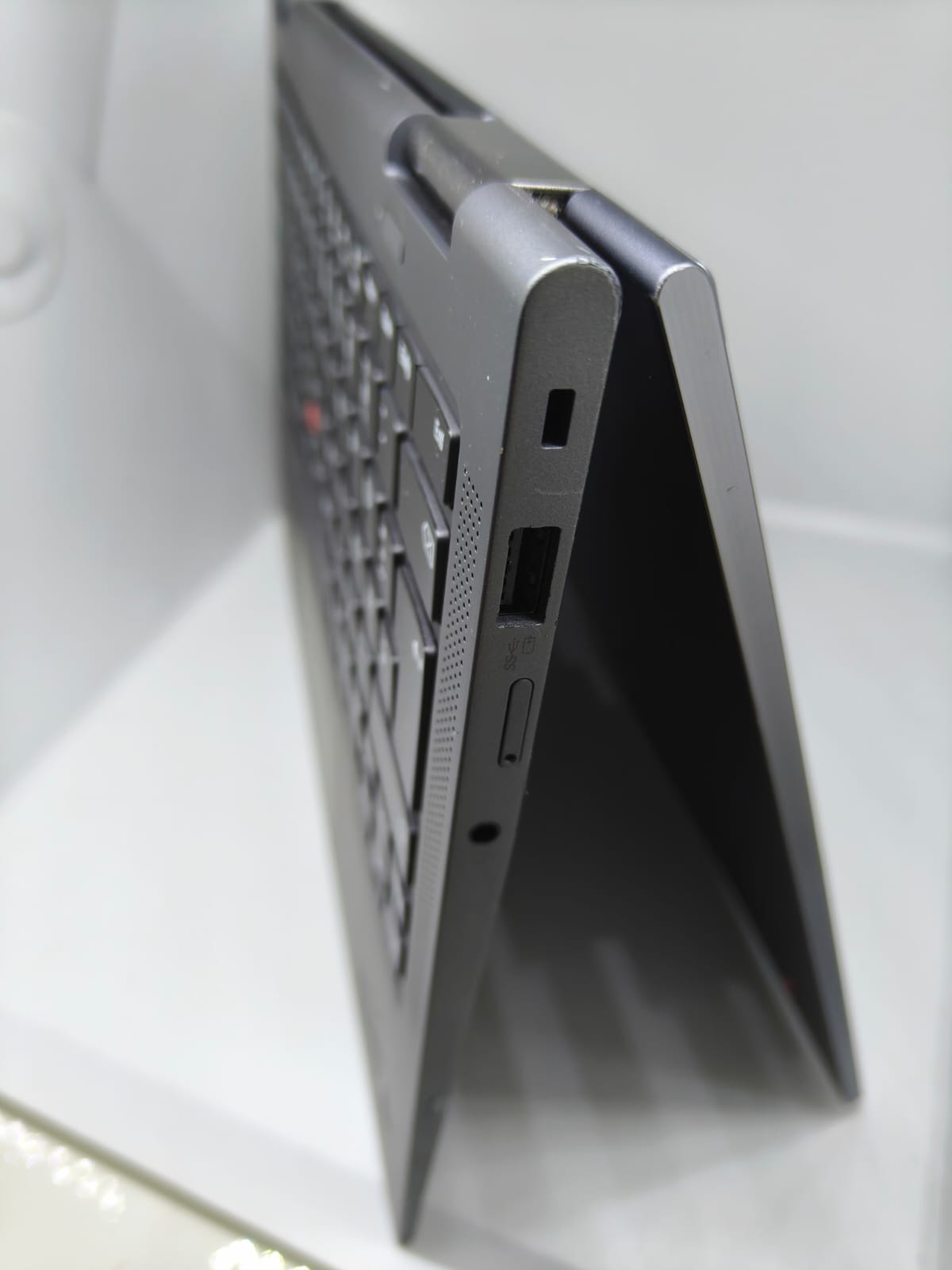 Lenovo ThinkPad X1 Yoga Gen 6 – i7  32GB RAM  512GB SSD  LTE Touch convertible – QWERTZ reprinted
